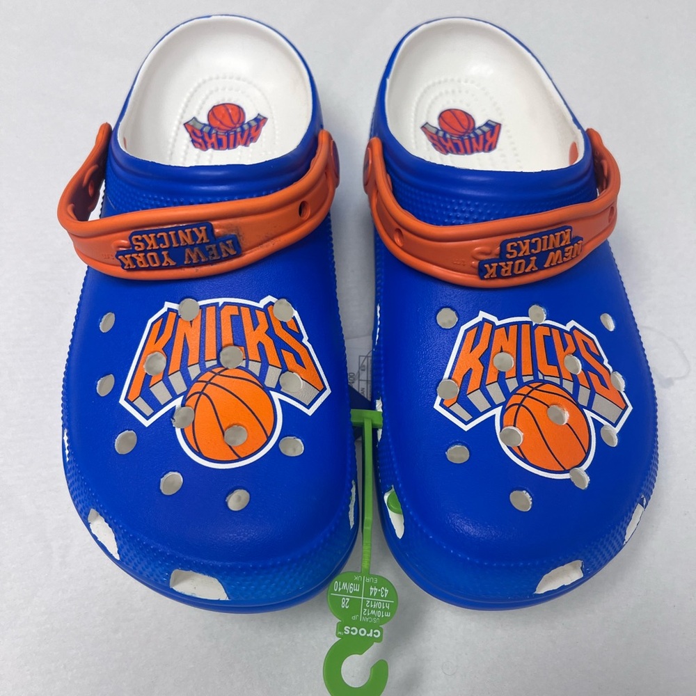 NEW YORK KNICKS CROCS MEN SIZE 10 / WOMEN SIZE 12